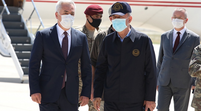 Bakan Akar ve TSK komuta kademesi Isparta’da komandoları ziyaret etti