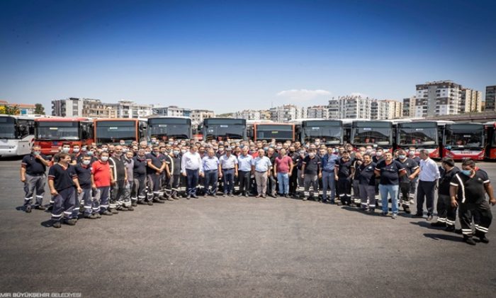 İzmir Büyükşehir Belediye Başkanı Tunç Soyer’den bayram mesaisindeki personele ziyaret