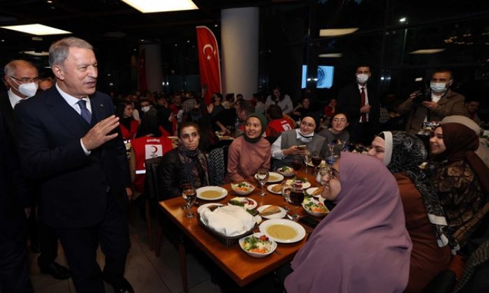 Millî Savunma Bakanı Hulusi Akar, Bursa’da Şehit Ailelerimiz, Gazilerimiz ve Gençlerimizle İftar Yaptı