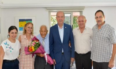 Cumhurbaşkanı Ersin Tatar, Kıbrıs’ın en eski fotoğraf sanatçılarından Mustafa Mehmet Salih Okay’ı evinde ziyaret etti