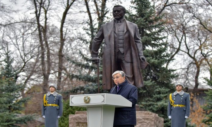 Президент открыл памятник Ахмету Байтурсынову