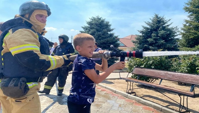 Birleşik Rusya, Herson bölgesindeki çocuklara yangın güvenliği dersi verdi