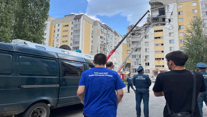 Birleşik Rusya gönüllüleri Saratov’daki apartman çökmesi mağdurlarına yardım ediyor